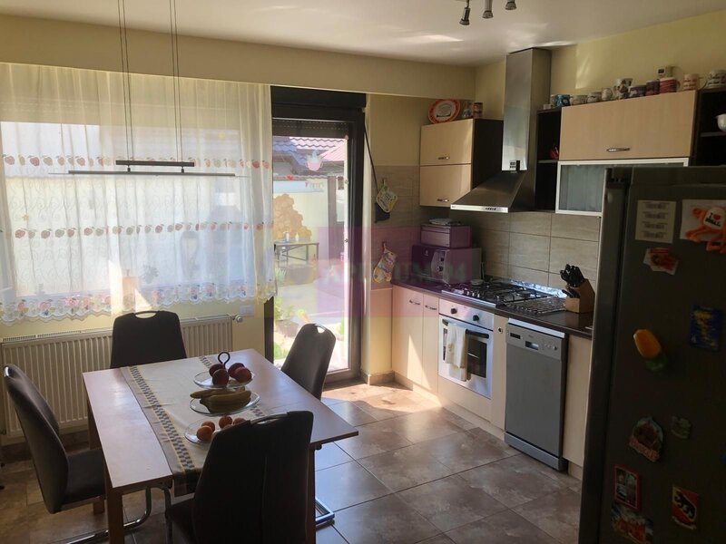 Vila premium OPORTUNITATE EXCELENTA zona foarte linistita Popesti