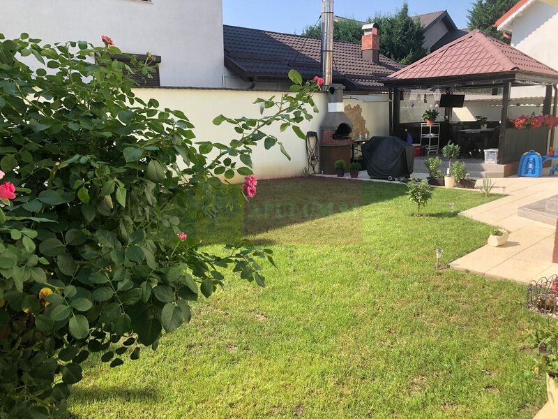 Vila premium OPORTUNITATE EXCELENTA zona foarte linistita Popesti